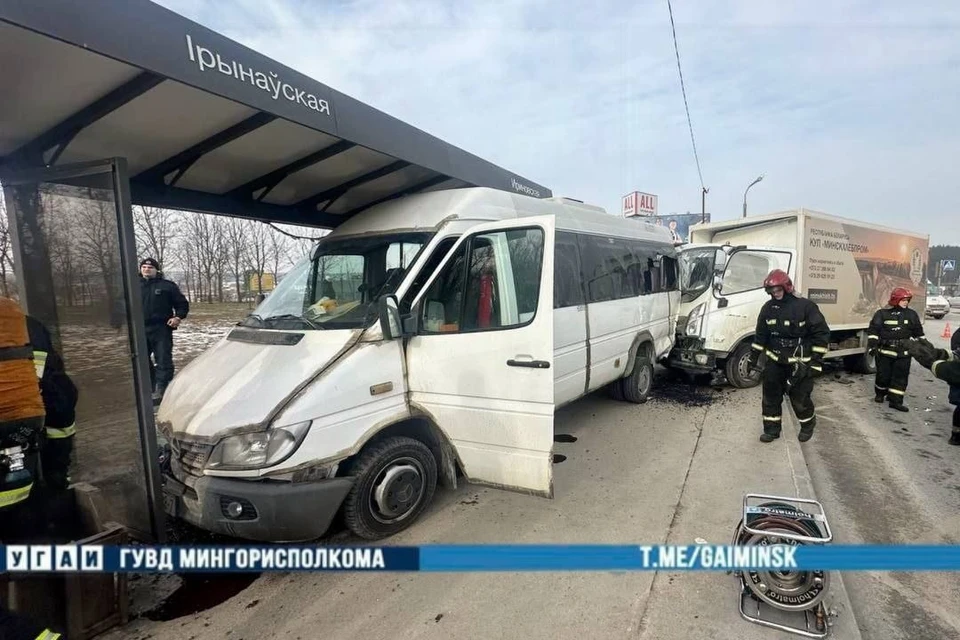 Водитель грузового авто протаранил маршрутку в Минске. Фото: УГАИ ГУВД Мингорисполкома.