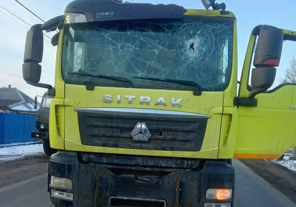 В селе Колыхалино Валуйского округа в результате удара дрона по грузовику ранен мужчина.