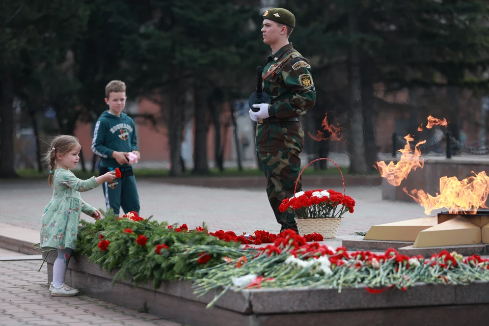 Дети у Вечного огня.