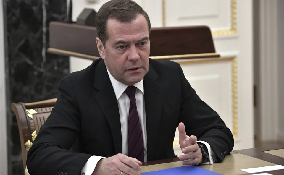 Медведев сравнил протест Шольца против позиции США с лаем моськи на слона