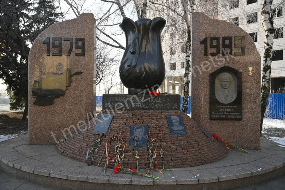 В Донецке возложили цветы к памятникам воинам-интернационалистам. Фото: ТГ/Кулемзин