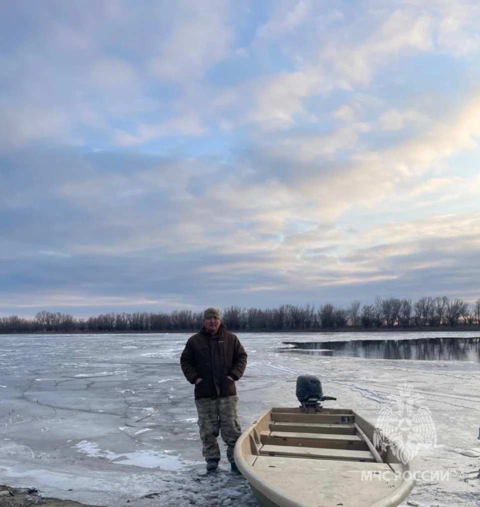 10 февраля в селе Новый Рычан трое мужчин на моторной лодке перевернулись