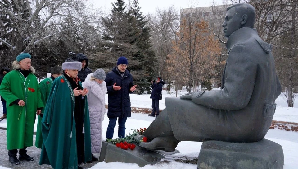 Гостей поприветствовала племянница литератора Елена Абдеева. Фото: Администрация Оренбурга