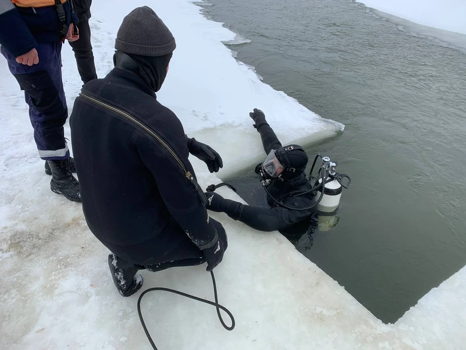 В течении нескольких часов в зимних водолазных костюмах специалисты искали пропавшего. Фото: Департамент ПБ и ГЗ Оренбуржья