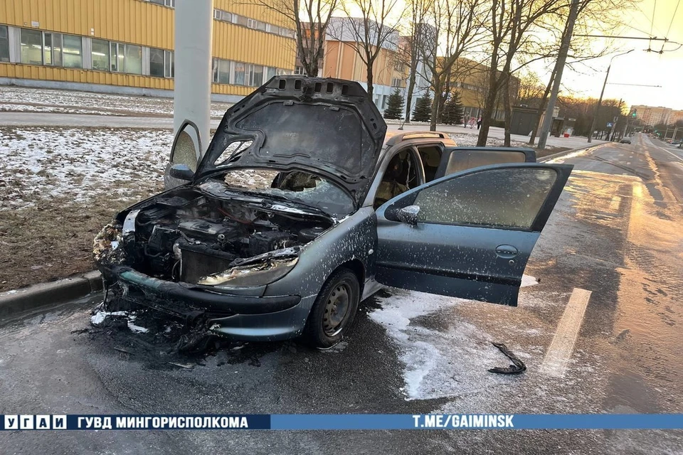 ГАИ сказала про загоревшийся автомобиль на улице Корженевского в Минске. Фото: телеграм-канал УГАИ ГУВД Мингорисполкома