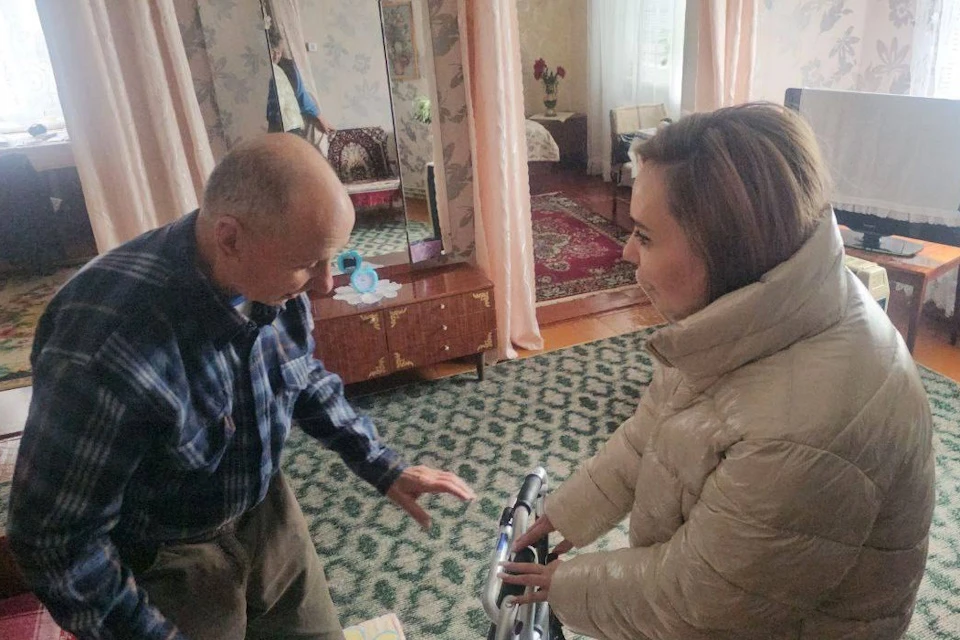 Жителю Таврийска передали бесплатные лекарства и ходунки от сенатора Кастюкевича Фото: ТГ-канал Игоря Кастюкевича