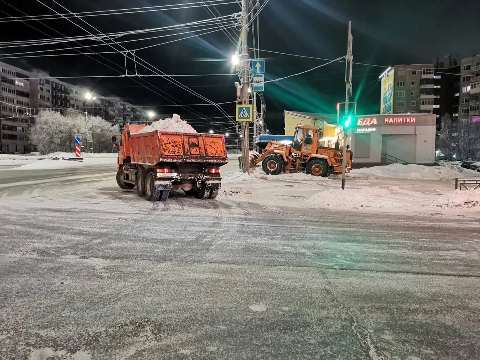 Из-за обильных снегопадов Мурманск вновь оказался по уши в сугробах. Фото: Администрация города Мурманска
