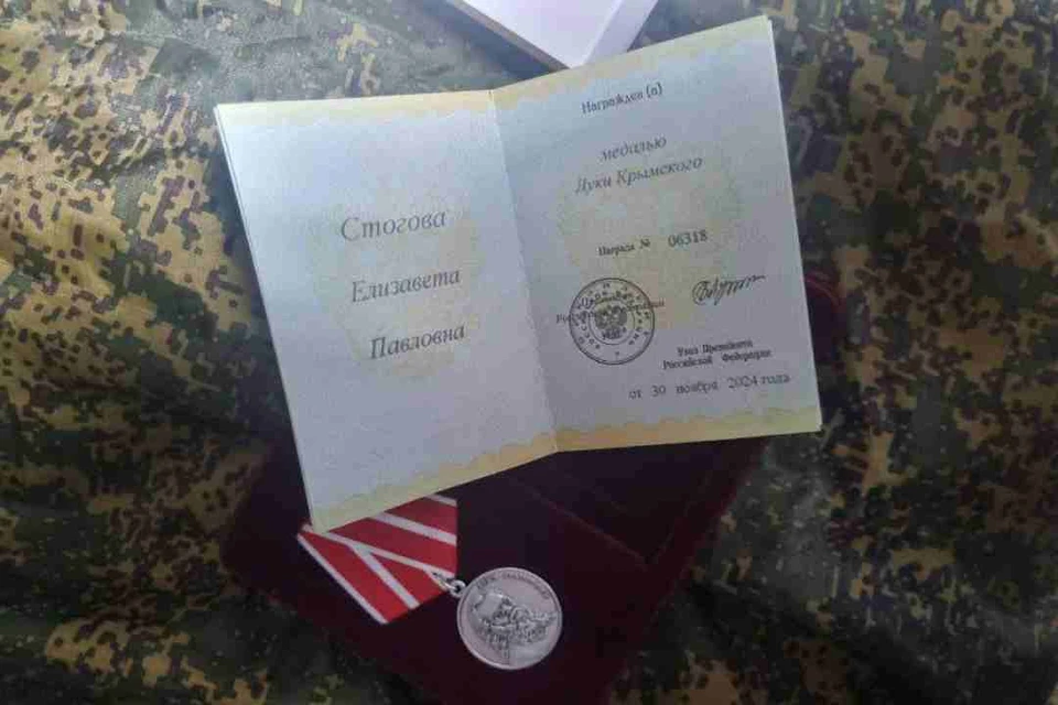 Выпускницу Иркутского медколледжа наградили медалью за помощь в зоне СВО.