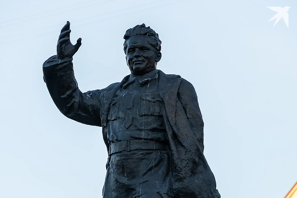 Во время ремонта школы доску сняли, но после завершения работ в феврале 2024 года так и не вернули.