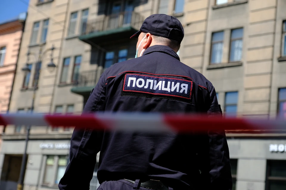 В районе оцепления очевидцы заметили правоохранителей