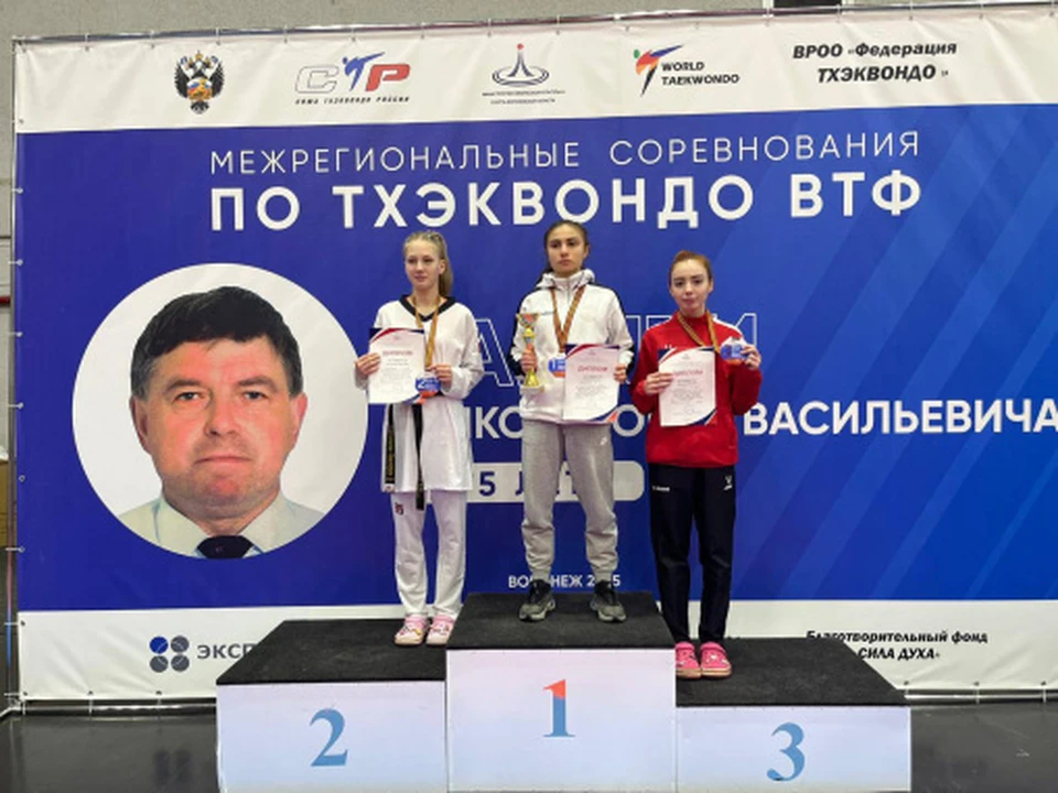 Тренируют спортсменов Виталий Исаев, Алексей Антоненко, Геннадий Федченко, Алексей Дмитриев, Людмила Супрун, Алексей Дмитриев и Вячеслав Черников.