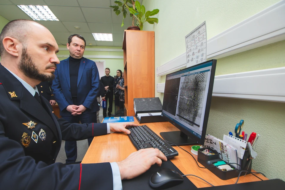 Ранее в январе этого года криминалисты получили современный аппаратно-программный комплекс для медицинских исследований «Хроматэк-Кристалл 5000». Фото: Игорь Громов / Правительство Мурманской области