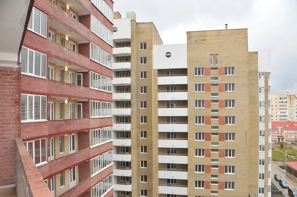 Подросток выкинул из окна многоэтажки кирпич, который упал на машину.