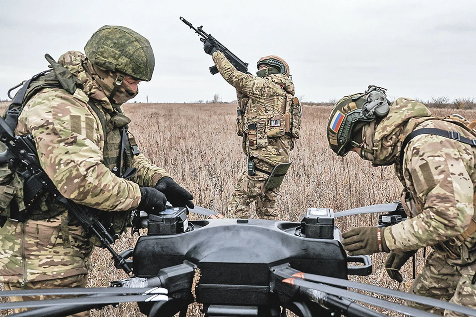 СВО показала будни современных военных действий XXI века - они теперь выглядят так: пока одни бойцы запускают дрон, другие следят за небом, чтобы не прилетел дрон врага. Фото: Алексей КОНОВАЛОВ/ТАСС