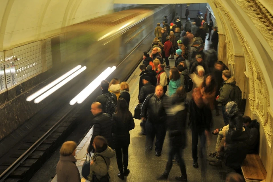 На зеленой ветке метро временно увеличены интервалы движения поездов