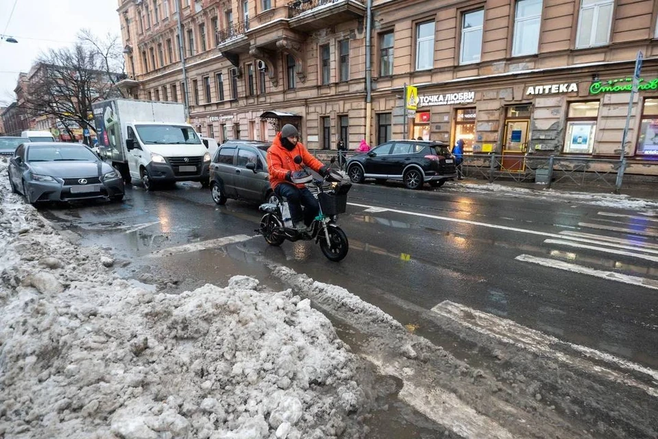 Полиция будет проверять курьеров на мопедах.