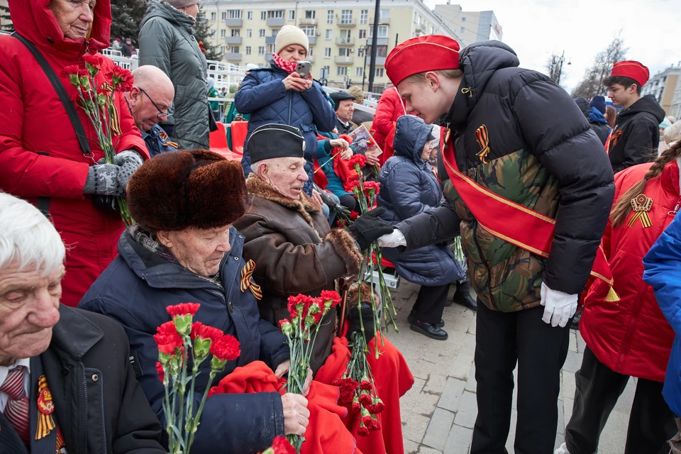 По 10 000 рублей перечислят вдовам и тыловикам.