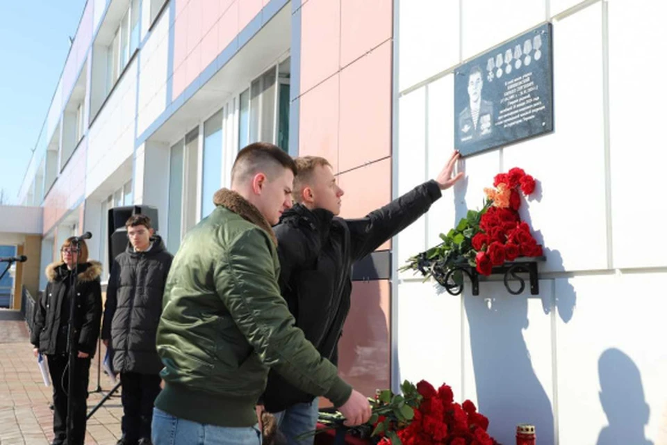Мемориальную доску памяти Кирилла Шишковского открыли на стенах его родной школы.