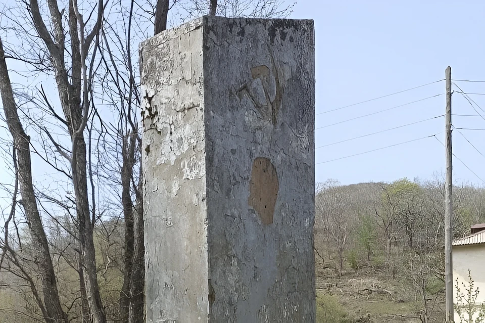 Памятнику требуется реставрация.