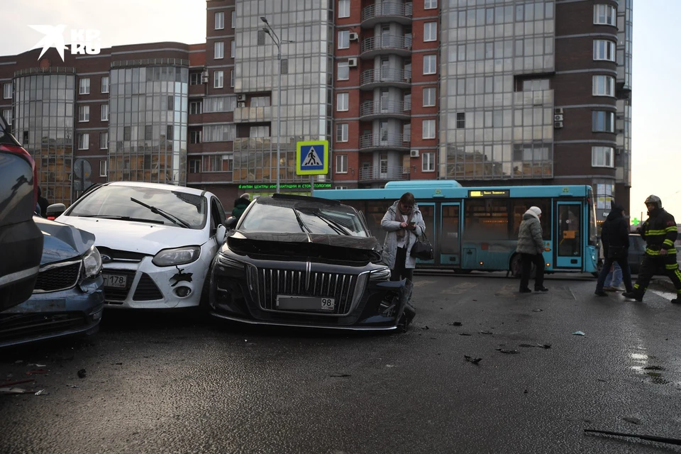 Лазурный автобус снес остановку с людьми в Московском районе.