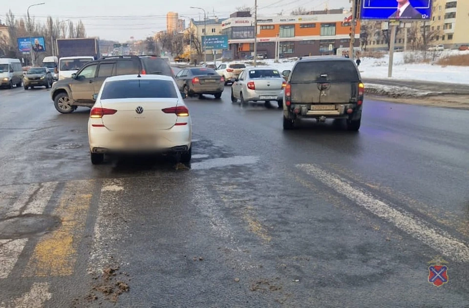 Авария произошла на пешеходном переходе, где есть светофор.