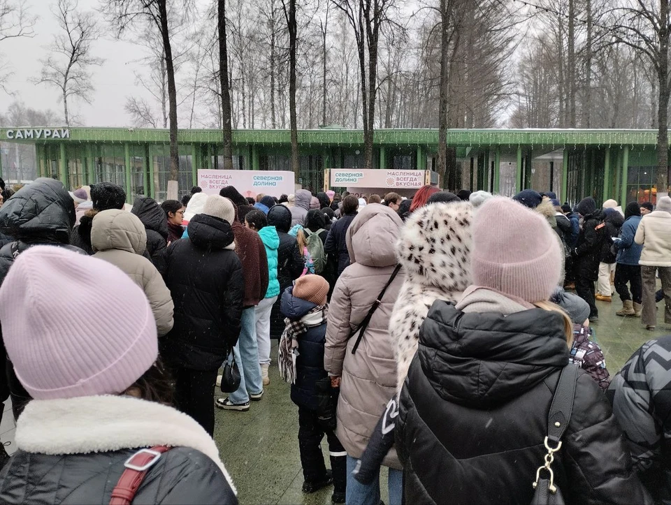 Гигантская очередь за блинами выстроилась в Нижнем Новгороде.