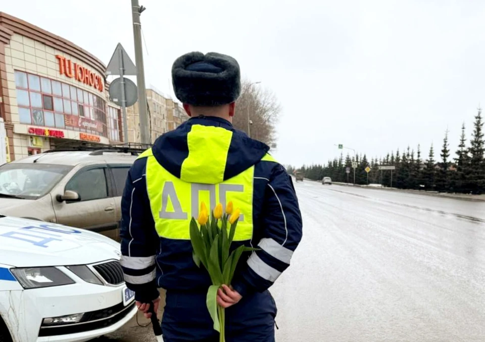 В Белгородской области стартовала акция «Цветы для автоледи». фото: УМВД региона.