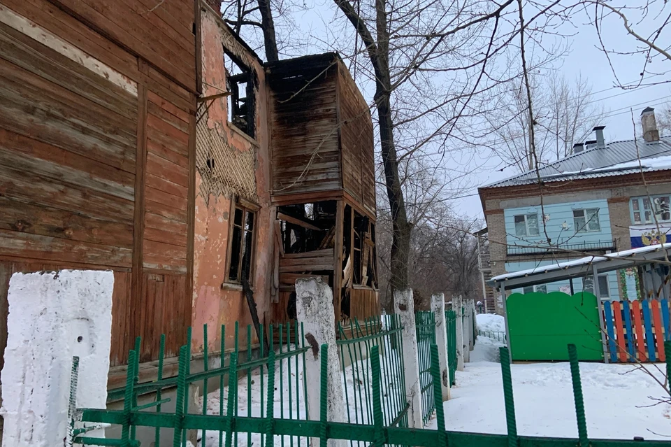 Аварийное здание находится рядом с социальным объектом / Фото: Александр Мельников