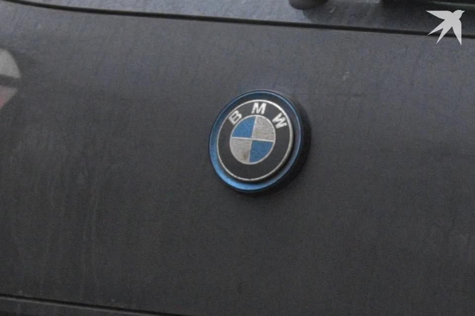 Водитель BMW устроил опасное вождением в самом центре Мурманска.