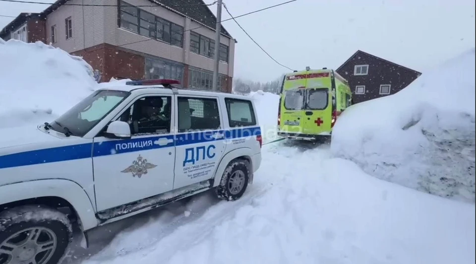 В Шерегеше пришлось вытаскивать застрявшую в снегу скорую помощь.