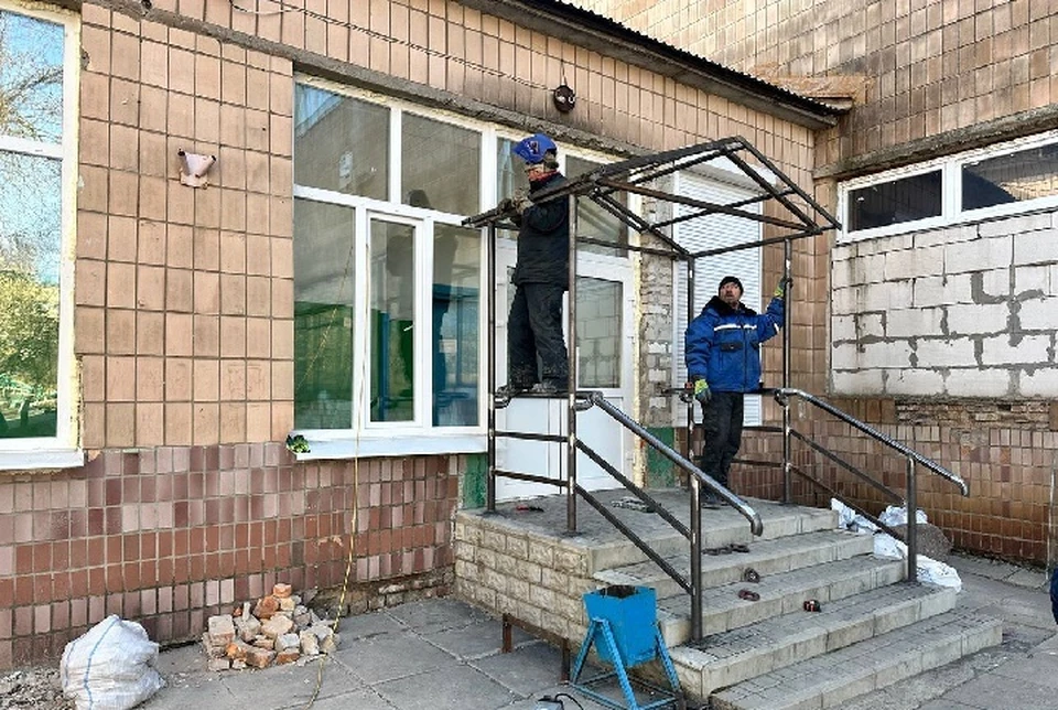 В Токмаке на входе в зал акробатики появилось крыльцо. ФОТО: администрация Токмакского МО
