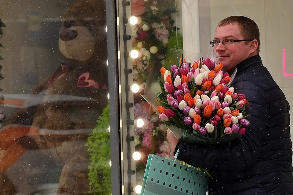 Большинство мужчин подарят цветы женщинам-коллегам на 8 Марта в Хабаровске