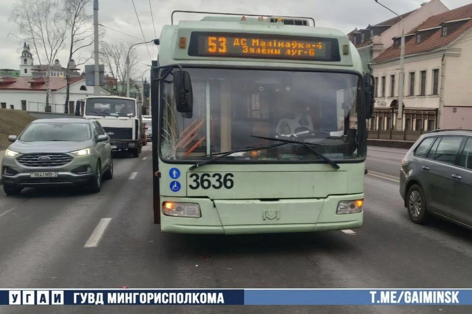 Водитель маршрутки не предоставил преимущество и совершил столкновение с троллейбусом. Фото: УГАИ ГУВД Мингорисполкома.