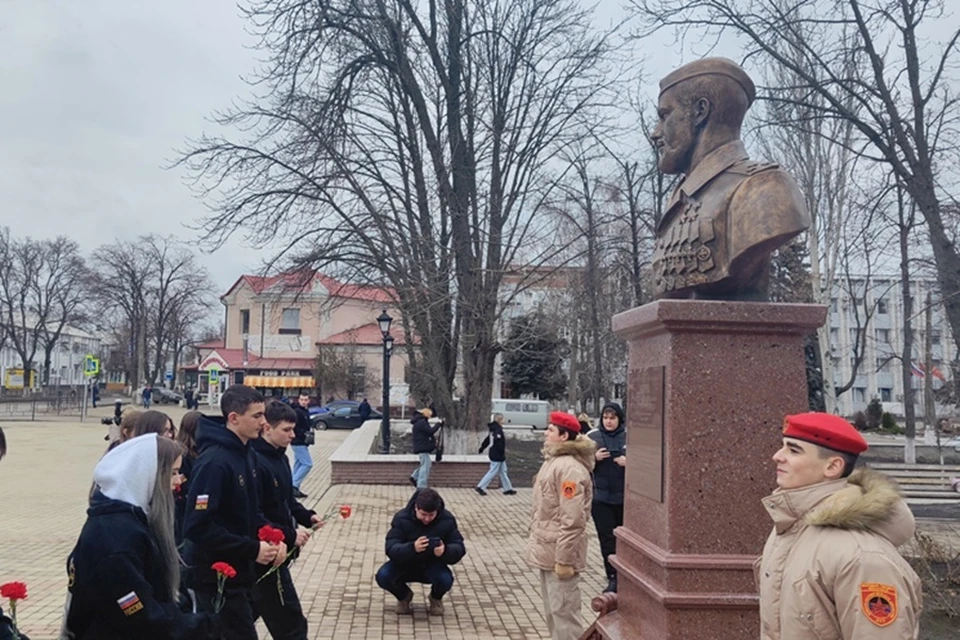 Молодежь ДНР почтила память «Вохи», возложив цветы к его бюсту в Волновахе