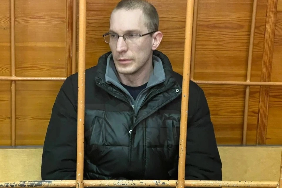 Врач и преподаватель УГМУ начал общаться с несовершеннолетней в декабре прошлого года