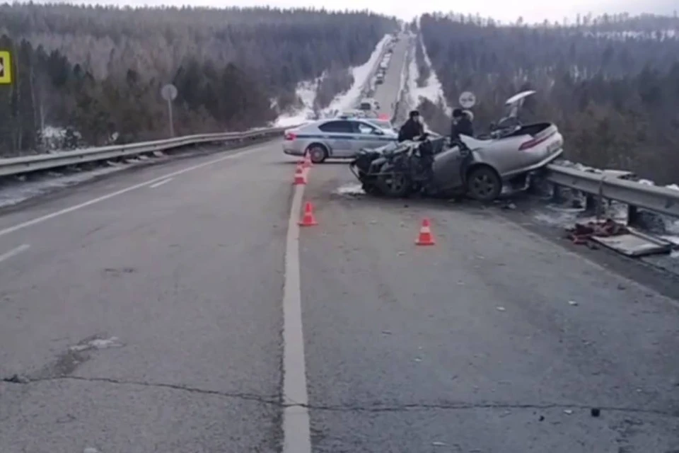 Два человека погибли в ДТП с «Toyota Mark 2» и фурой в Слюдянском районе.