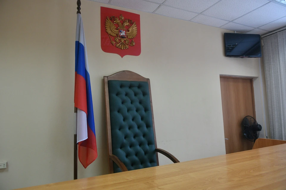 Предполагается, что обвиняемый десятки раз подряд клеймил жену, раскаляя кочергу в печи