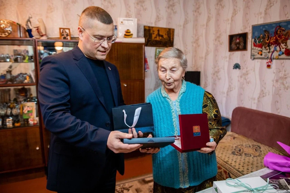 На пенсии коренная мурманчанка сохраняет свойственные ее поколению оптимизм и жизнелюбие. В этом году она отметит юбилей, ей исполнится 85 лет. Фото: Администрация города Мурманска
