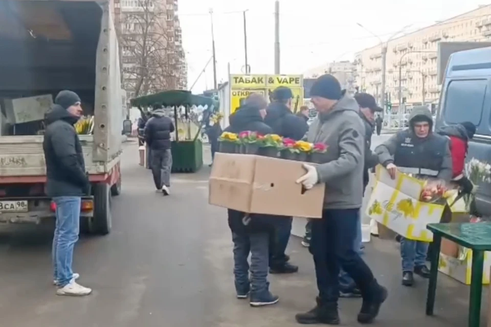 Чиновники продолжают бороться с нелегальными торговцами цветов в Петербурге.