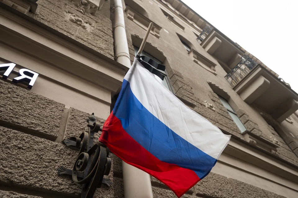 Судимый за хулиганство мужчина сорвал флаги России и Петербурга со здания мирового суда.