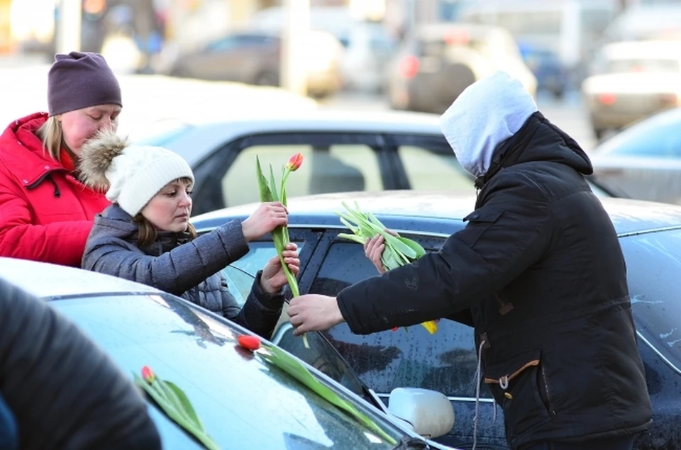 7 и 8 марта стихийные продавцы стояли на дорогах, тротуарах, остановках городского общественного транспорта и магистралях города с интенсивным движением.