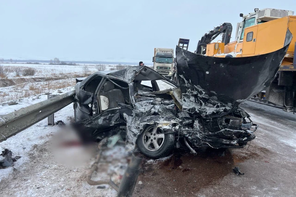 Два человека погибли при столкновении большегруза и легковушки в Бурятии. Фото: МВД Бурятии.