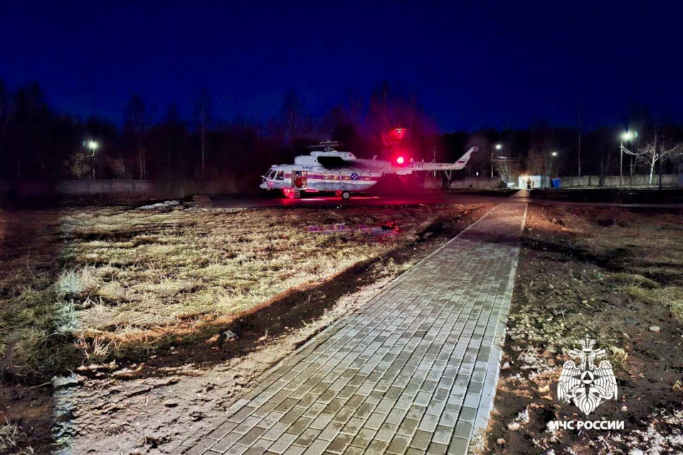 Упавшего в заброшке мальчика доставили на вертолёте из Кимрского округа в Тверь. Фото: телеграм-канал ГУ МЧС по Тверской области.