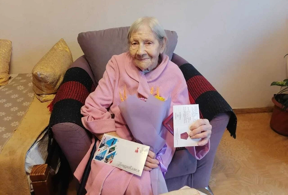 Помимо всего прочего, имениннице вручили юбилейную медаль к 80-летнему юбилею Великой Победы