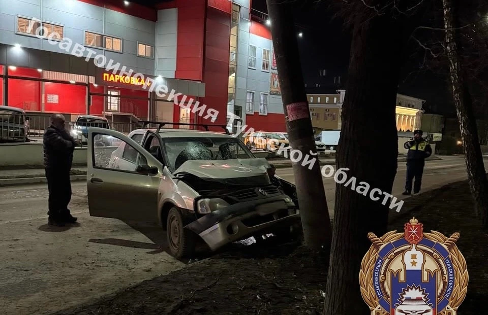В Туле на улице Шухова водитель автомобиля Renault не справился с управлением и врезался в столб.