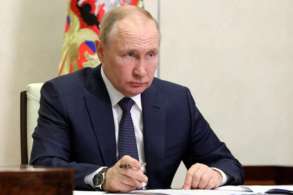 Путин поручил включить в образовательные программы раздел о защитниках Отечества