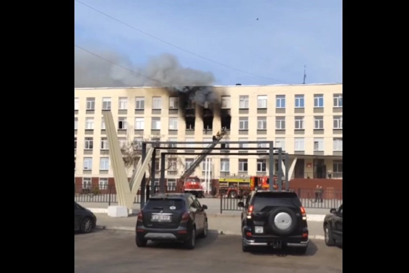 Пожар вспыхнул прямо в классе во время урока.Фото:скриншот видео
