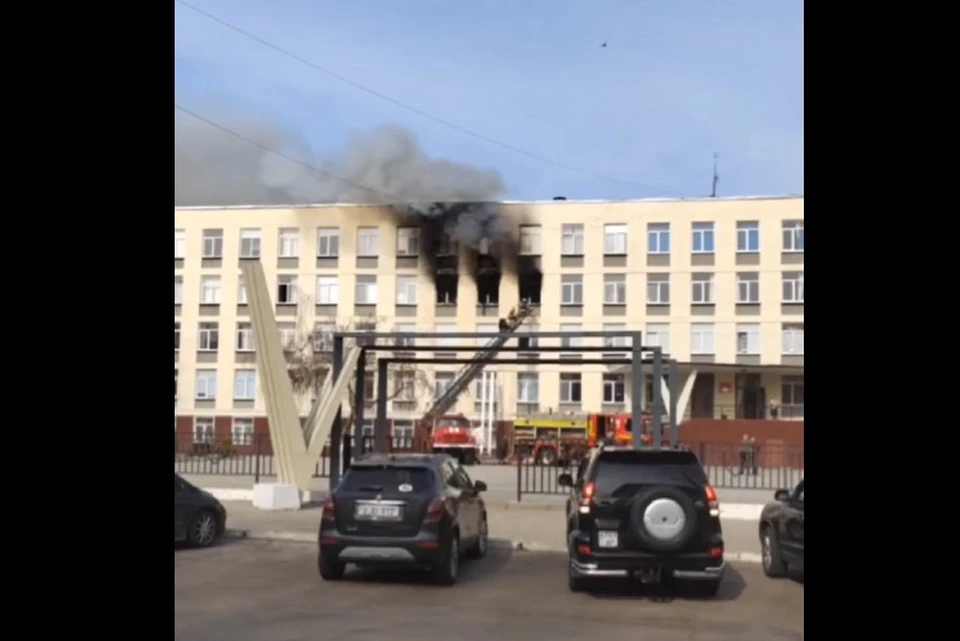 Пожар вспыхнул прямо в классе во время урока.Фото:скриншот видео