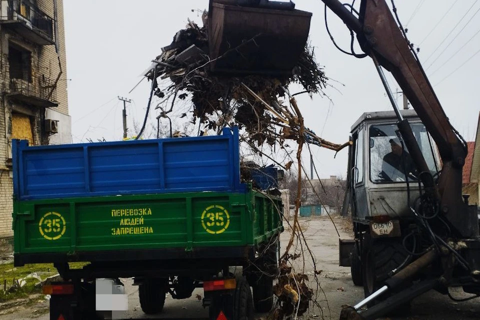 В Каховке ликвидировали стихийную свалку в прибрежной зоне Фото: ТГ-канал Павла Филипчука