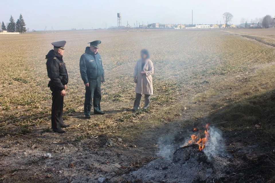 Белорусы не смогут сжигать мусор или сухую траву. Фото: УВД Гродненского облисполкома.